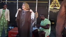 Modou Lo offre de jolis boubous à Christine Fages, l'ambassadrice de la France au Sénégal