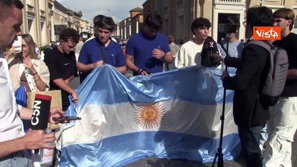 Morte Papa Francesco, il ricordo di alcuni studenti argentini: "Gli siamo grati per la sua umiltà"