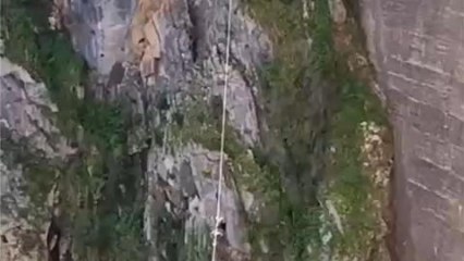 Rescate de una persona en Málaga que se quedó colgada de una tirolina a 60 metros de altura.