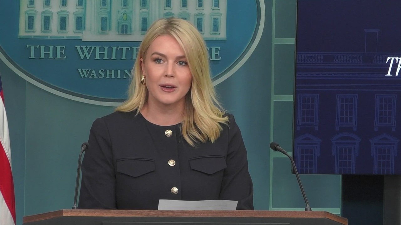 White House Press Room Erupts in Applause After Karoline Leavitt Congratulates Retiring Photographer