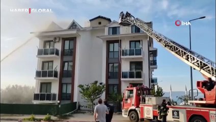 Çatı alev alev yandı, bina sakinleri gözyaşları içinde izledi