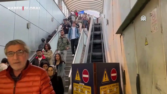 Mecidiyeköy metrobüs durağında ''yürüyen merdiven arızası'' yoğunluğu