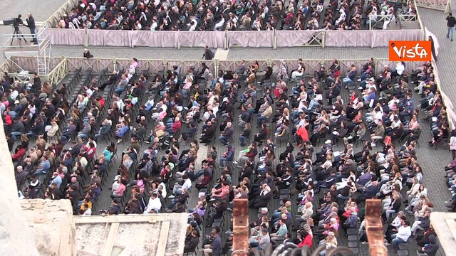 Rosario in suffragio di Papa Francesco a San Pietro, presiede Mons. Giovanni Battista Re