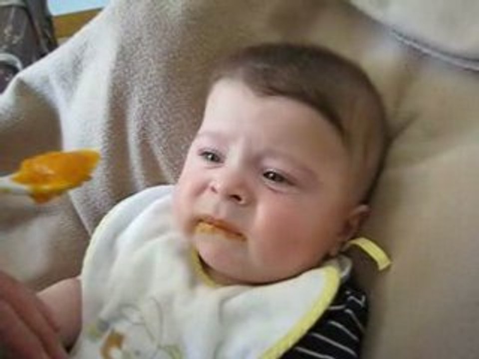 Armand mange des carottes