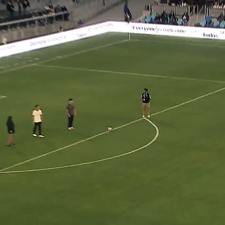 A dream shot: the ball, with a perfect trajectory, lands right in the middle of the field.