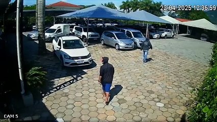Vídeos mostram que suspeitos entraram com galão e saíram com carros em loja de Jaraguá do Sul