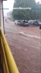 Chuva causa transtornos em Ceilândia na tarde desta terça-feira (22/4)