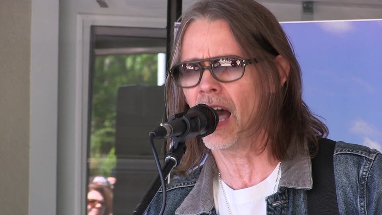 Myles Kennedy Performing "Devil On The Wall" For WDHA
