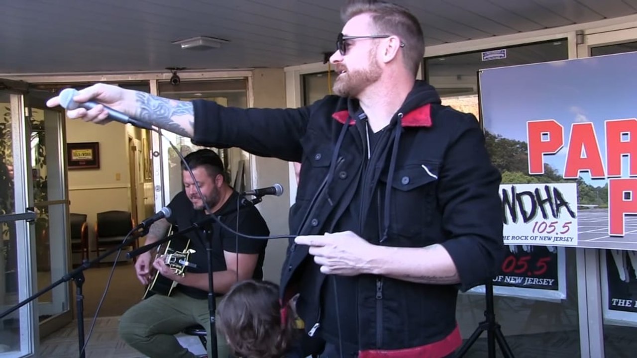 Hinder Performing "Lips Of An Angel" For WDHA