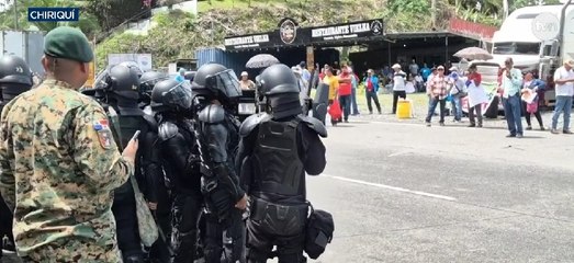 Productores de plátanos en Barú protestan, miembros de la Policía Nacional reabren la vía