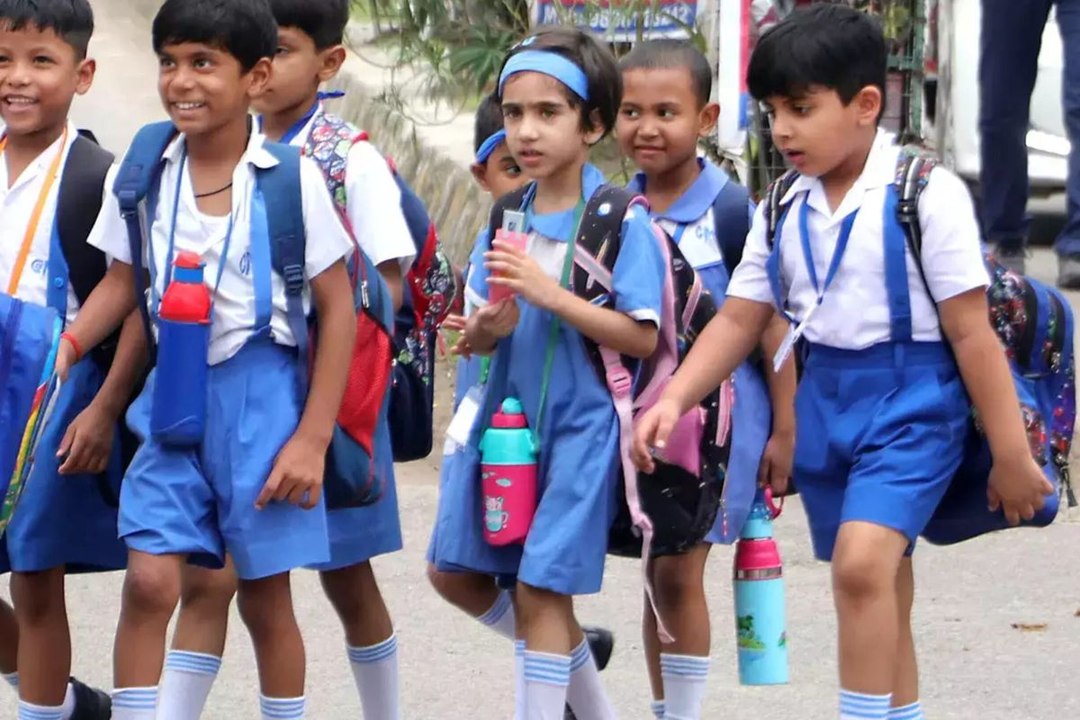 swm news...भीषण गर्मी में स्कूलों का समय बदला, सुबह साढ़े सात बजे स्कूल पहुंचे बच्चे