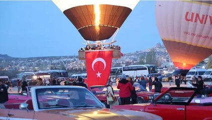 Kapadokya’da balonlara takılan Türk bayrakları gökyüzünde dalgalandı