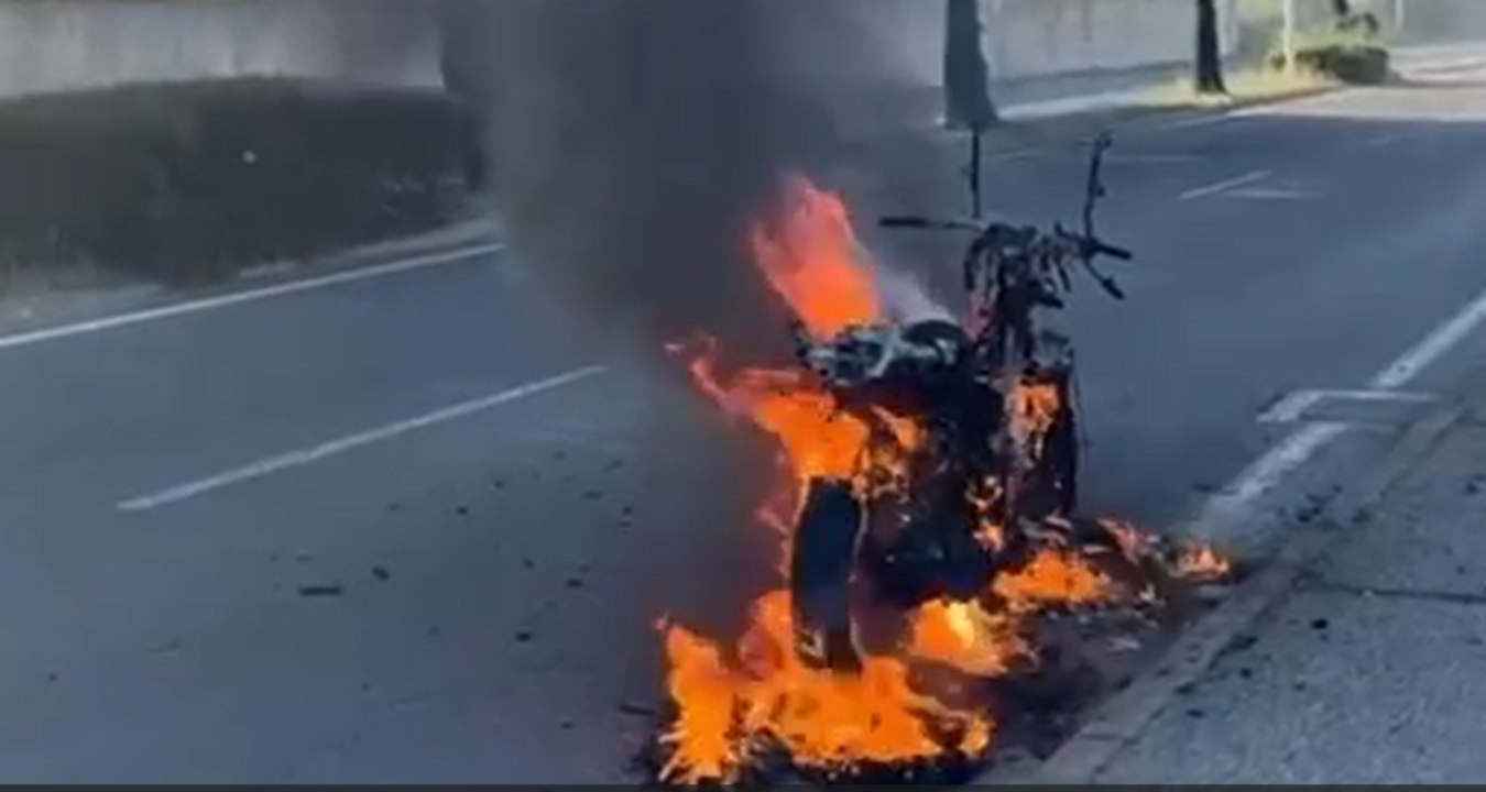 Paura a Cagliari, moto prende fuoco in strada: traffico in tilt