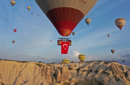 Kutlamalar gökyüzünde başladı: Sıcak hava balonları Türk Bayrakları ile havalandı