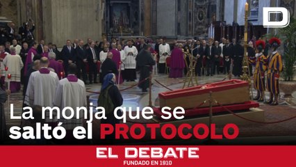 La religiosa que se saltó el protocolo para dar el último adiós a Francisco