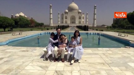 Jd Vance con la famiglia visitano il Taj Mahal in India