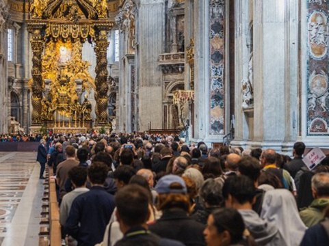 Abschied von Papst Franziskus: Menschenmassen strömen in den Vatikan