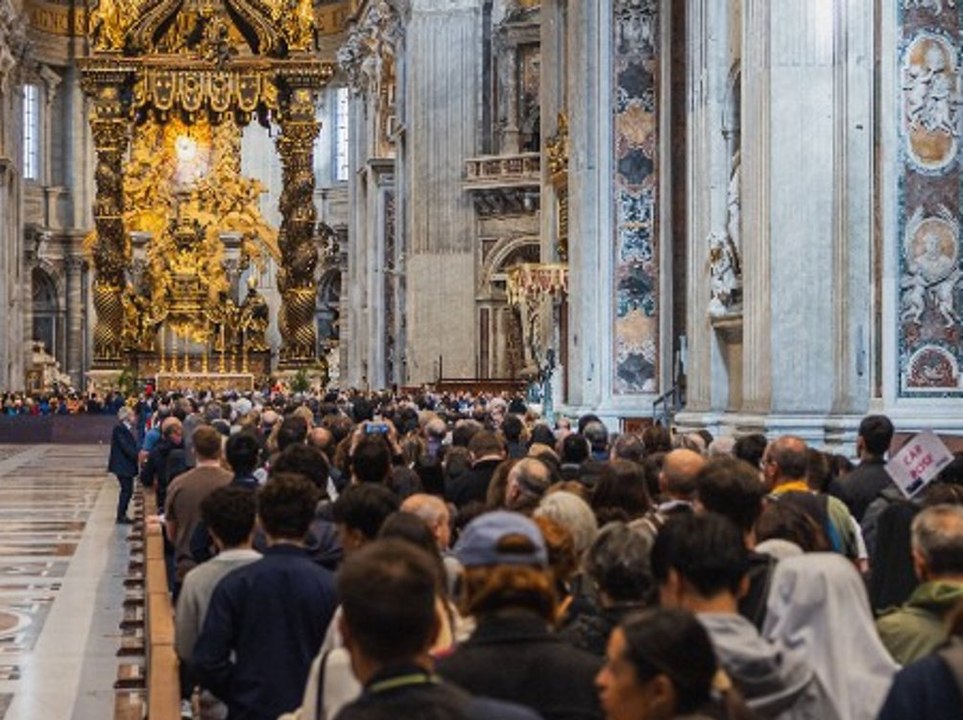 Abschied von Papst Franziskus: Menschenmassen strömen in den Vatikan