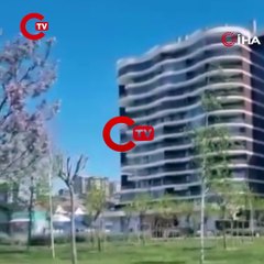 Deprem esnasında sitenin üst katındaki havuz suyu taştı O anlar kameraya yansıdı