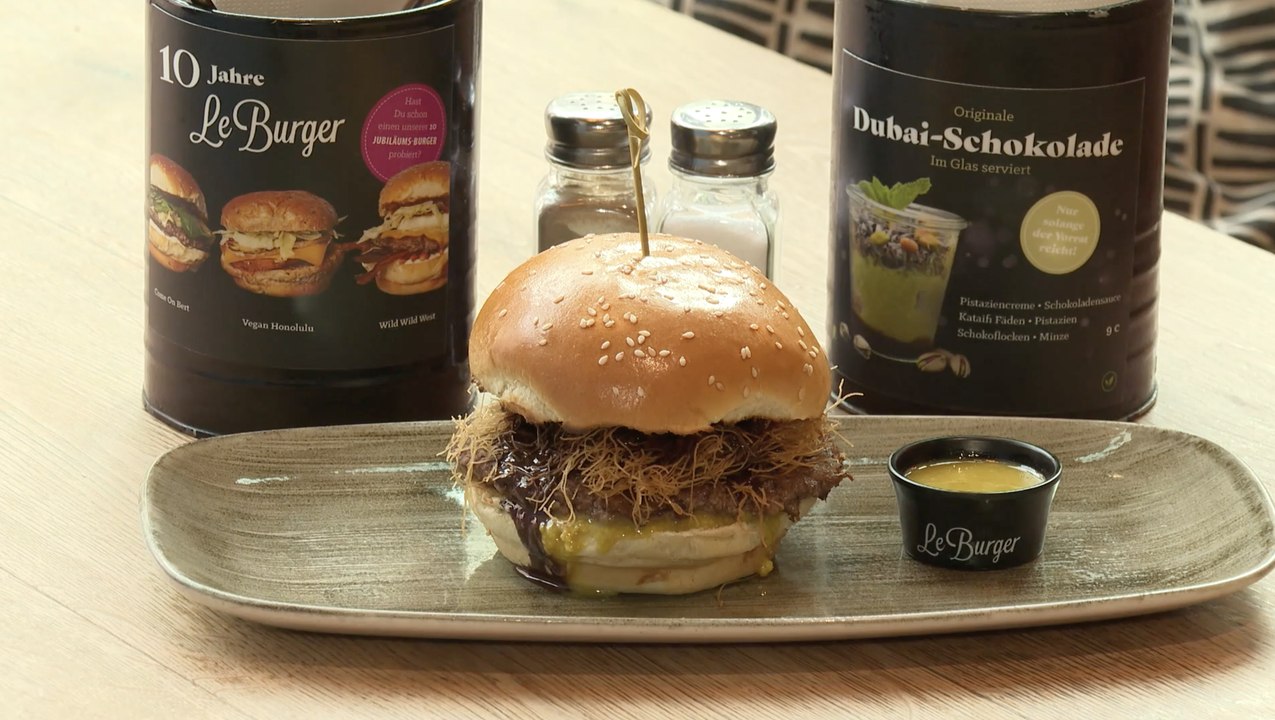 شطيرة برجر مكوناتها شوكولاتة دبي الشهيرة