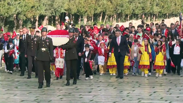 Bakan Tekin 23 Nisan Ulusal Egemenlik ve Çocuk Bayramı dolayısıyla Anıtkabir'i ziyaret etti