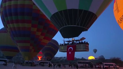 Kapadokya'da balonlara takılan Türk bayrakları gökyüzünde dalgalandı
