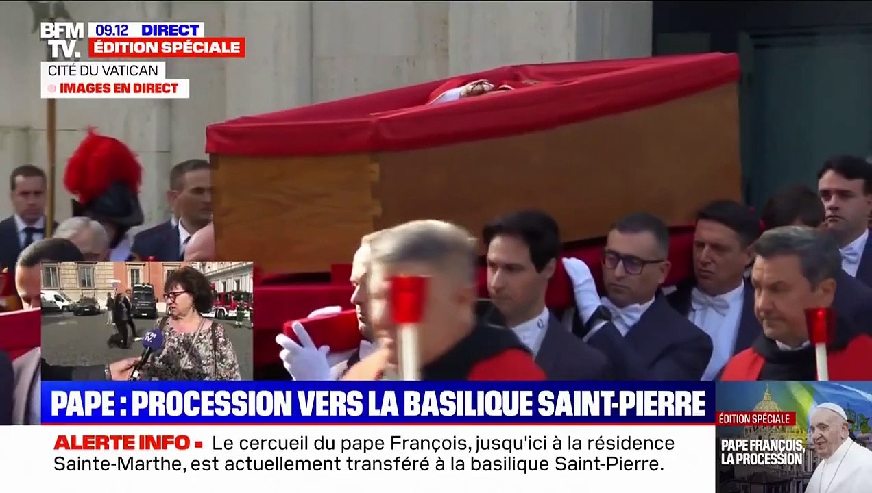 Mort du pape: début de la procession vers la basilique Saint-Pierre
