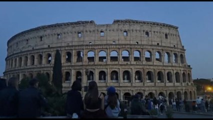 Il Colosseo con le luci spente per rispetto di Papa Francesco
