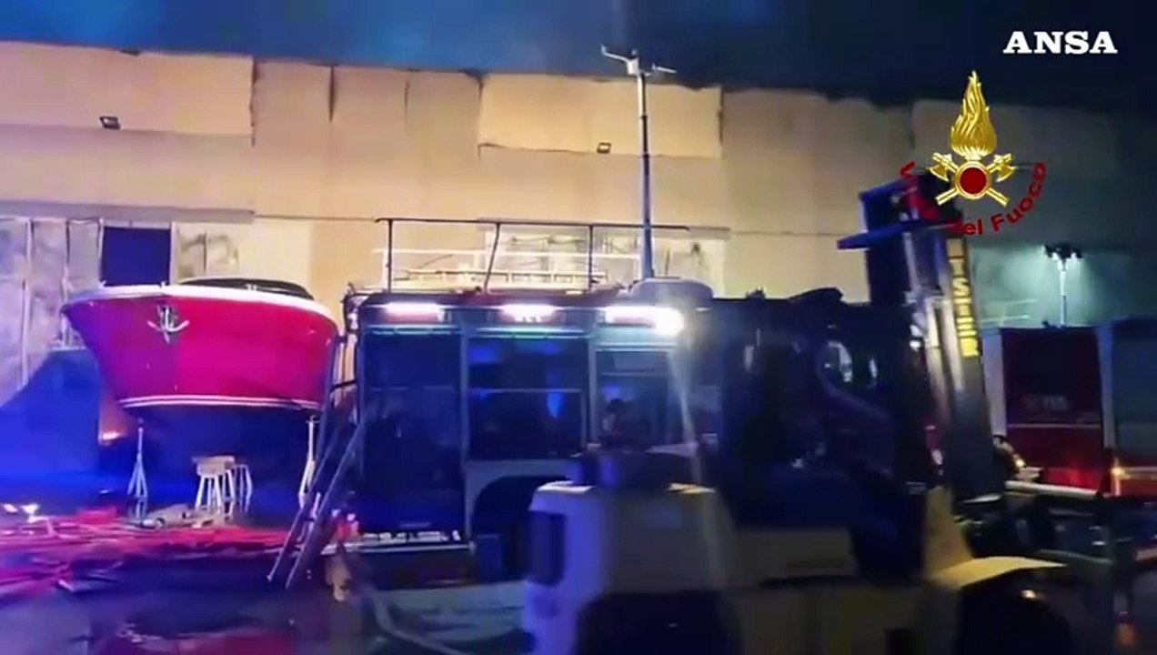 Olbia, un incendio distrugge un cantiere nautico a Cala Saccaia