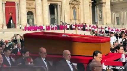 La salma del Papa portata a spalla attraversa la piazza e entra in San Pietro