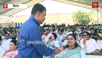 एकटक सूर्य किरण को देखते रहे नीतीश तो रूडी ने थाम लिया माइक, पटना में दिखा गजब का नजारा