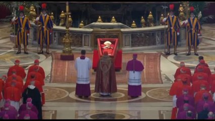 La bara di papa Francesco a terra senza nessun catafalco