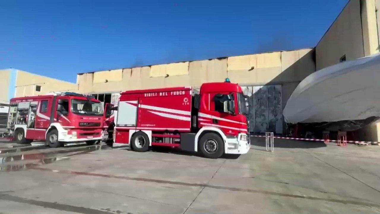 Olbia, venti ore di fuoco nel cantiere nautico: il capannone è in parte crollato