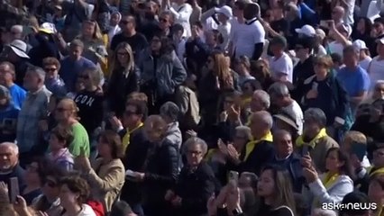 La bara di papa Francesco a terra senza nessun catafalco