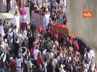 Addio a Papa Francesco, la salma del Santo Padre attraversa piazza San Pietro