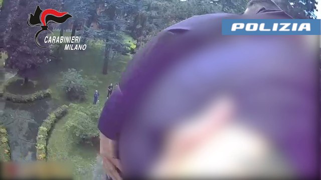 Cinisello Balsamo, così carabinieri e polizia hanno salvato una donna che voleva buttarsi nel vuoto