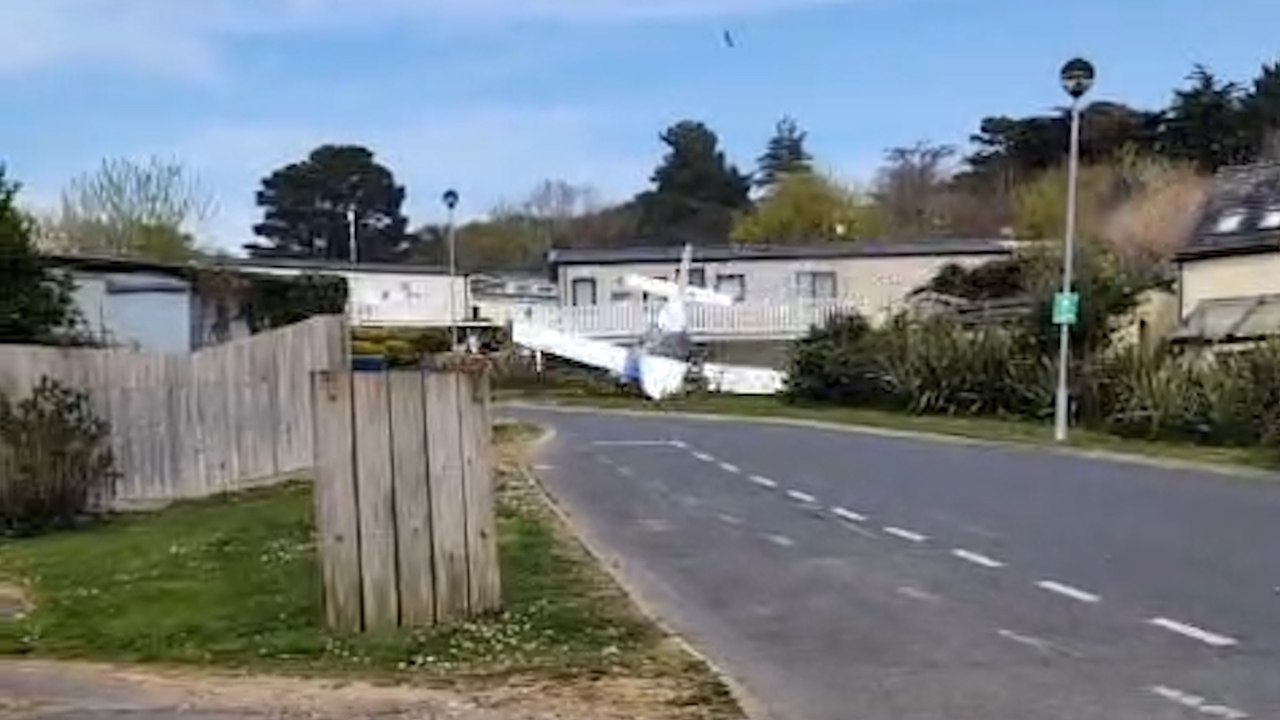 Flugzeug rammt Dächer und legt Bruchlandung in britischem Ferienpark hin