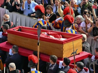 Leichnam von Papst Franziskus in den Petersdom überführt