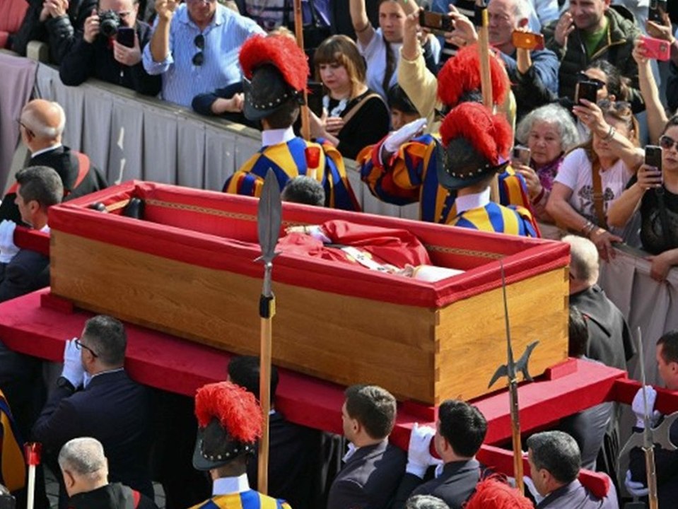 Leichnam von Papst Franziskus in den Petersdom überführt