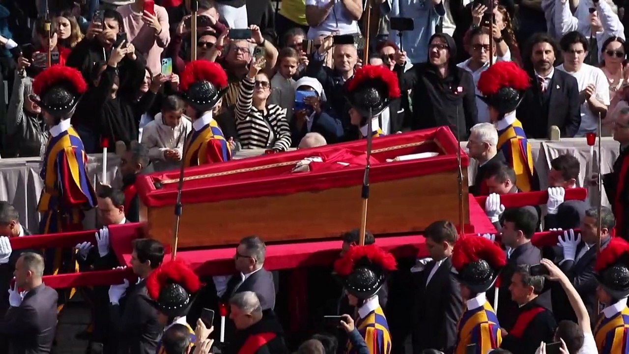 Papst im Petersdom aufgebahrt