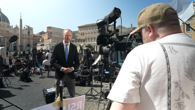 Mort du pape : des milliers de journalistes jouent des coudes place Saint-Pierre