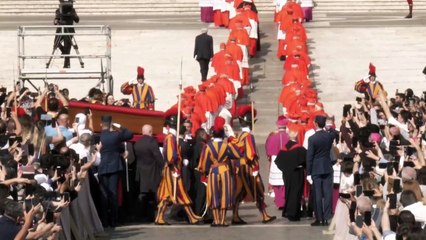Multidão de fiéis se despede de papa Francisco