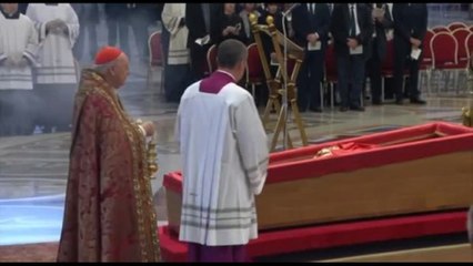 Il Camerlengo card. Farrell benedice la bara del Papa in San Pietro
