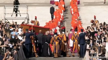 Papa, una lunga folla di fedeli in fila per l'ultimo saluto