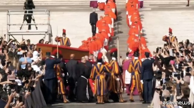 Papa, una lunga folla di fedeli in fila per l'ultimo saluto