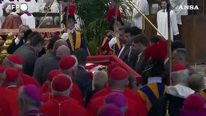 Traslazione Papa Francesco, l'omaggio dei cardinali davanti al feretro