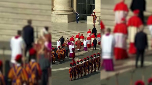 Vídeo mostra chegada do corpo do Papa Francisco ao local do velório