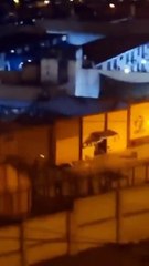 VIDEO: ¡Insólita fuga! Reo escapa trepando muro y grita "¡Aleluya, Cristo vive!"