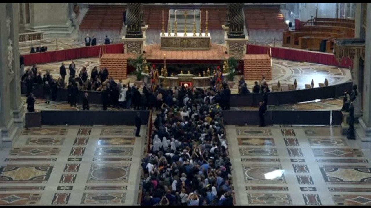 Papa, in corso l'omaggio dei fedeli nella Basilica di San Pietro
