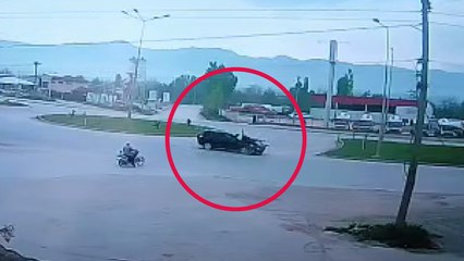 Otomobilin çarptığı motosikletin sürücüsü öldü; kaza kamerada